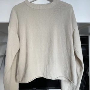 Stickad tröja - Stickad tröja från H&M, storlek M. Använd ett fåtal gånger. 