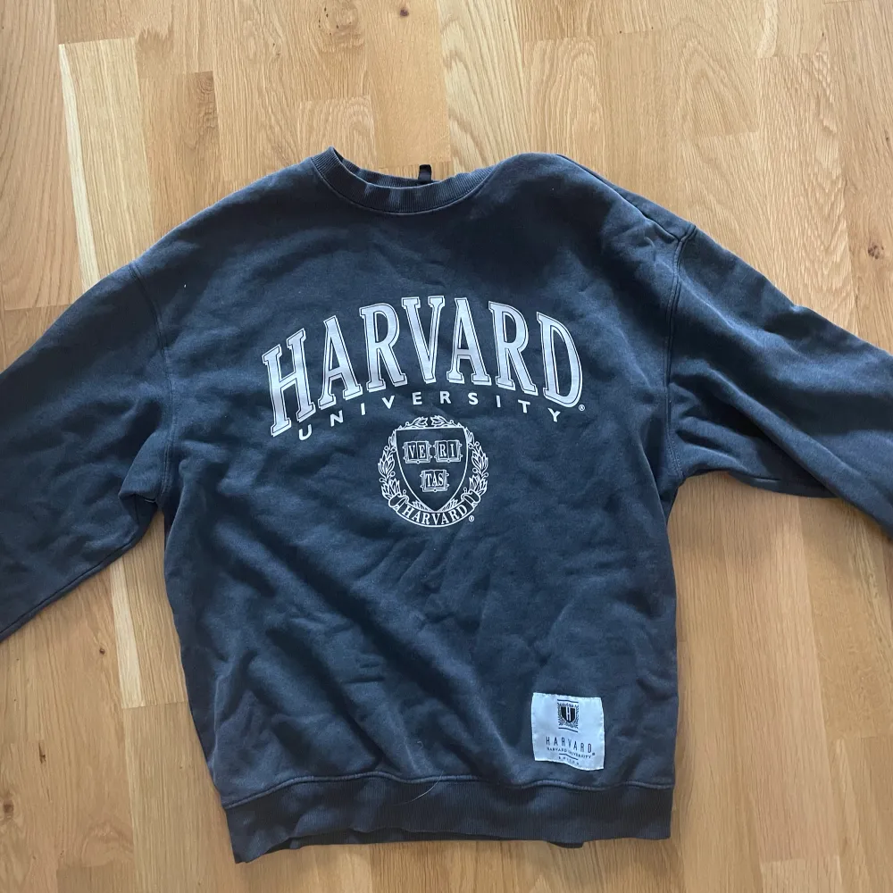 Mörkgrå Harvard tröja. Tröjor & Koftor.