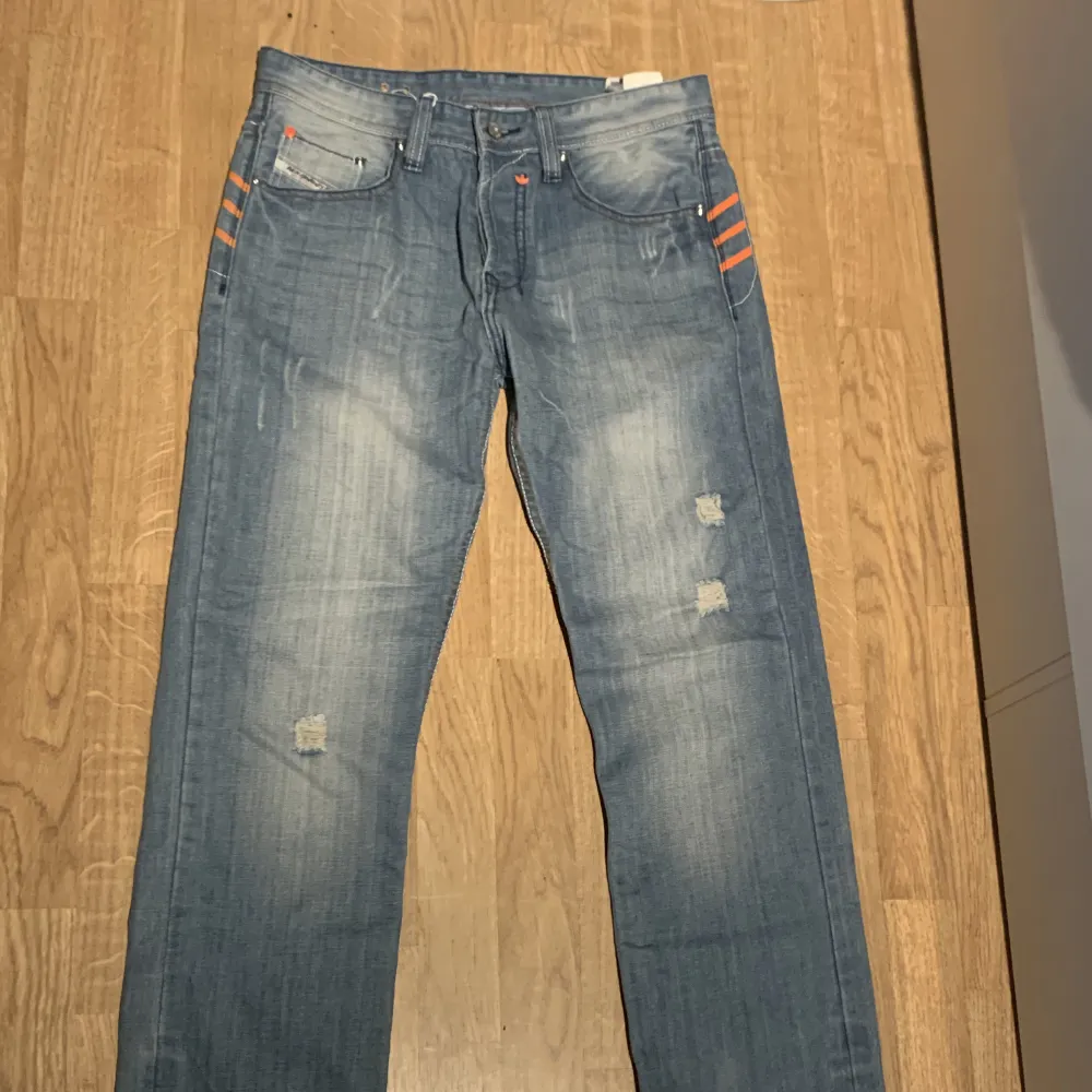 Säljer nu dessa asfeta Diesel x Adidas jeans. De var tyvärr  försmå för mig men passar bra runt 180-185. Nästan i nyskick.. Jeans & Byxor.