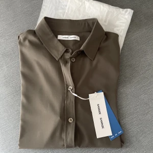 Samsoe samsoe skjortblus - storlek M - En samsoe samsoe blus i storlek M. Ny med prislapp.   Hämtas i Barkarby eller postas. 