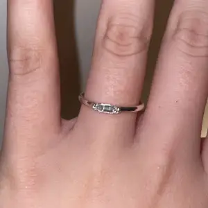 Fin silver ring med diamant på. Den e super vacker och använd bar 💕💕💕👌
