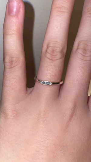 Silver ring med diamant på - Fin silver ring med diamant på. Den e super vacker och använd bar 💕💕💕👌