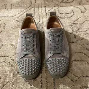 Loubs - Säljer nu dessa feta Christian louboutin skorna i färgen grå/ljusblå, dom är väl använda och absolut inga märkbara defekter skicket skulle jag säga är 8,5/10