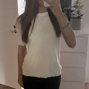 Stickad tshirt - Säljer nu denna vita stickade tshirt då den ej kommer till användning 🥰skriv vid frågor eller intresse