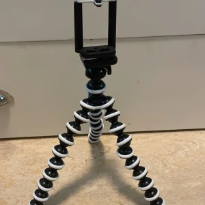 Stativ för mobilen  - Ett stativ för mobilen. Funkar jättebra. 