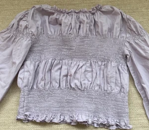 Lika tröja  - en ljuslila blus från Zara som är i storlek 134 men väldigt stretchig så kan har den som magtröja också! Köparen står för frakt❤️kan självklar diskutera pris och svara på alla frågor💗