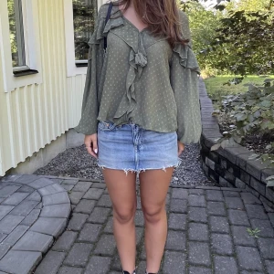 Fin blus från Zara - Vill se om det finns något intresse för denna snygga blus från Zara, då den inte längre kommer till användning💗