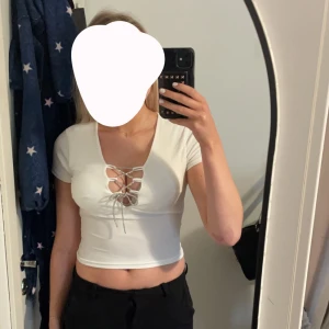 Fest topp - Fin topp från newtorker med gysterbara glittersnören. Den har inbyggd vaddering så man behöver ej ha bh under.