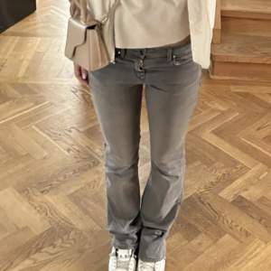 Säljer ett par super fina grå Low waist jeans, kontakta vid intresse 