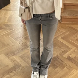 Low waist jeans  - Säljer ett par super fina grå Low waist jeans, kontakta vid intresse 