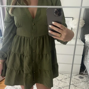 Grön zara klänning  - Säljer denna höstliga mörkgröna klänningen från Zara💚 storlek M. Köparen står för frakten!