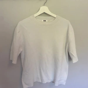 Vit trlha - Så fin vit tröja från uniqlo. Ganska lång i armarna. Knappt använd