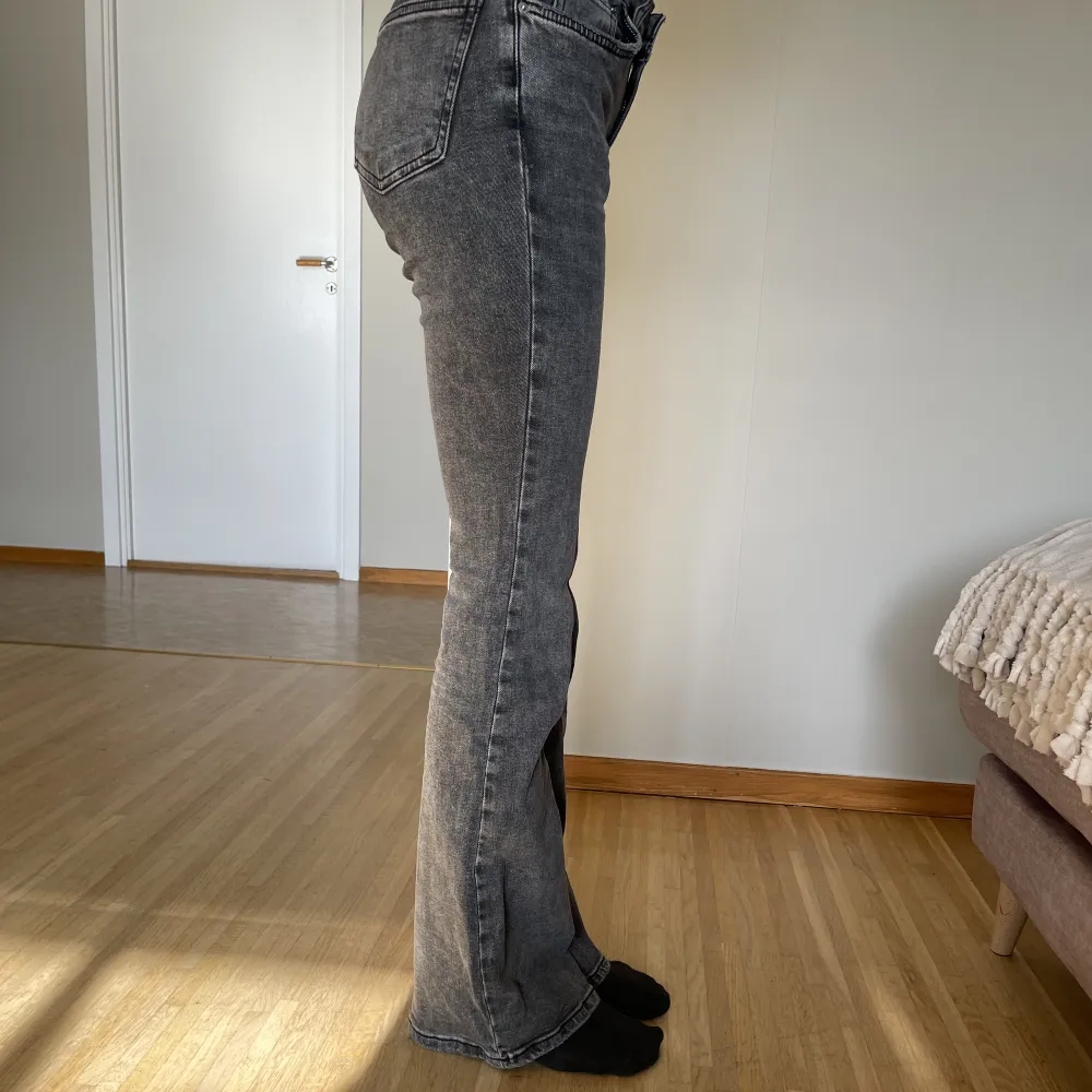 Ett var gråa mid waist jeans från Gina, sällan använda💕. Jeans & Byxor.