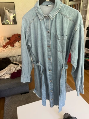 Jeans klänning - Är i använt skick och fortfarande fin. 