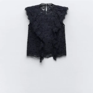 Zara topp - Säljer denna söta blus köpte i slutet av juli använt en gång, ny skick💖Stolek M men sitter som en S vid snabb affär går priset att diskutera