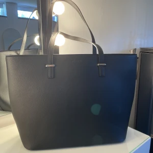 Väska - Säljer denna fina axelväska från don Donna då den inte längre kom till användning💗 superbra skick, inga slitage💗 använd ett fåtal gånger💗