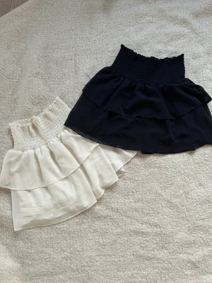 CHELSEA KJOLAR 💕✨⭐️ - Två Chelsea kjolar köpta i år har avnänds fåtal gånger 💕💕💕  Ps. Passar jättebra som blus oxå till skolan under en kofta eller mysiga middagar ⭐️💕✨  275kr för en 490 för båda💗   Den ena är i storlek medium och den andra small men de sitter lika dant💗🌸🙏