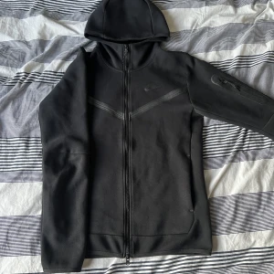 Tech fleece set svart - Tech fleece set svart, använt 3-4 gånger så nästan som ny och har bara legat då jag inte tyckte om färgen riktigt