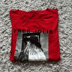 En fin röd tröja - En jättefin röd tröja med tryck och text