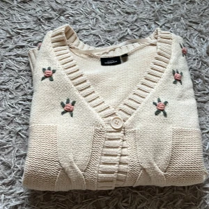 Tröja från kappahl - En jättegullig stikad tröja från kappahl med små blommor på