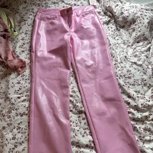 Coola rosa byxor. Helt oanvända, lapp kvar. Är i storlek 34🩷 Lite långa på mig som är 168.
