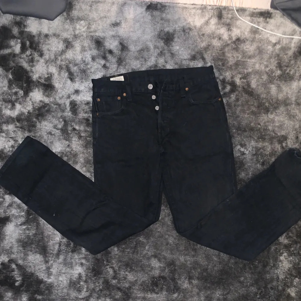 Säljer mina svarta Levis 501 jeans då jag inte använder de alls längre. Skick 8/10. Köpta för 1299kr. . Jeans & Byxor.