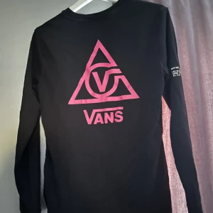 Långärmad t-shirt, Vans  - Säljer denna svarta vans tröja med rosa tryck 