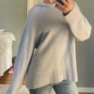 Stickad hoodie - Mysigaste och finaste blåfärgade hoodien från Massimo dutti! Färgen gör sig inte riktigt rättvisa på bilderna, skriv privat om ni vill ha bild🩵💙