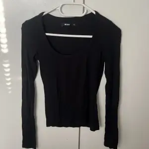 Superfin svart långärmad u-ringad t-shirt från Bikbok i storlek XS🖤