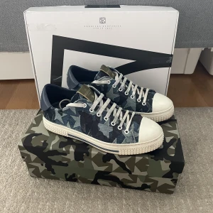 Valentino skor - Säljer dessa snygga Valentino skor!  Dom är i väldigt bra skick! Storlek 41 men sitter större! All og förutom kvitto!  Hör gärna av dig om du har frågor!