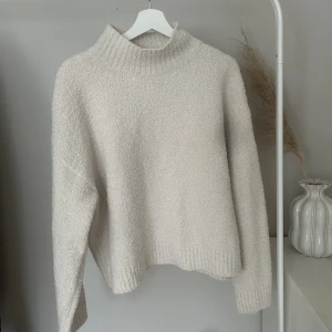 Vit tjocktröjan  - En vit tjocktröja med högre krage, i bra kvalite😍