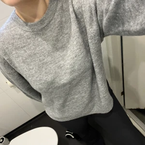 Grå stickad  - Passa på fri frakt, endast testad superfin. Storlek s