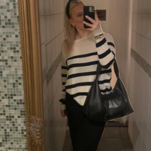 zara tröja - Säljer min randiga zara tröja då den inte kommer till andvändning, st xl men är perfekt på mig som är vanliga fall st M