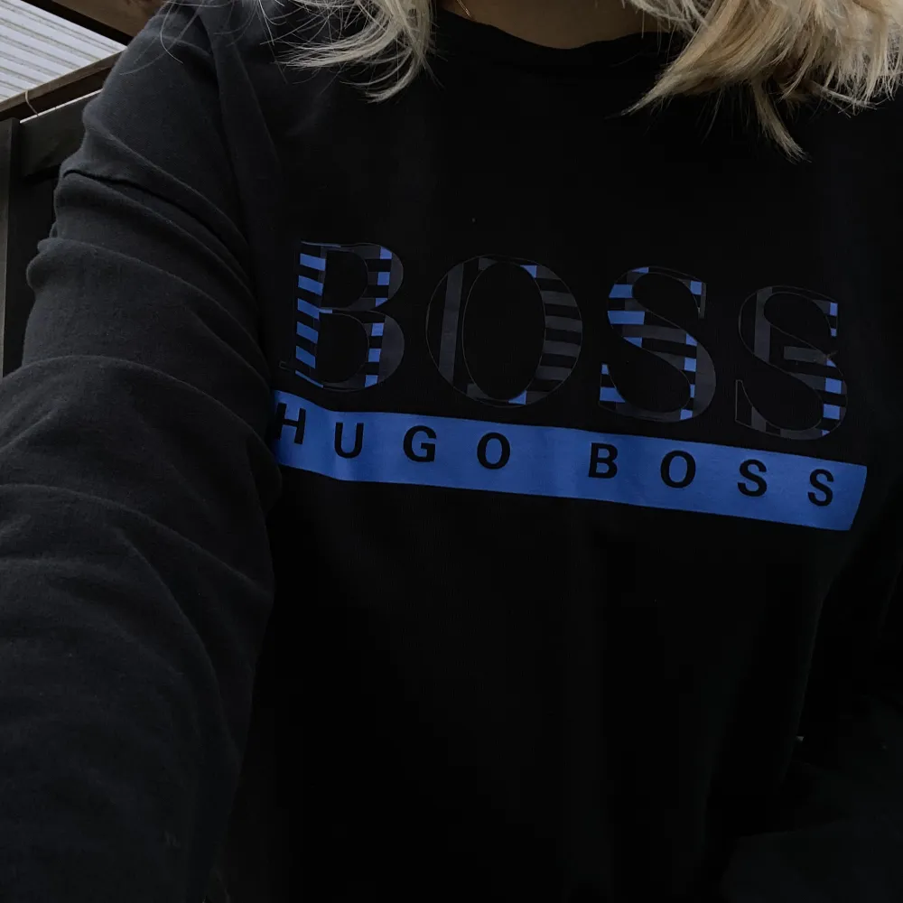 Långärmad t-shirt från Hugo Boss i jätte bra skick. Tröja som min kille haft men passar tjejer också. . Toppar.