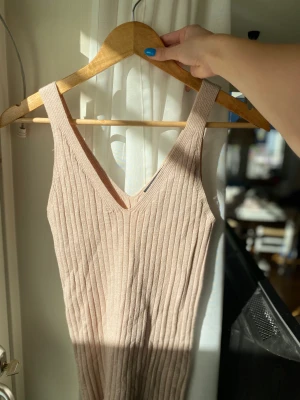 Glittrigt linne - Glittrigt linne från Gina tricot! Fint skick!