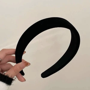 Svart diadem - Svart diadem, säljer då jag har flera stycken liknande. Oanvänt<3