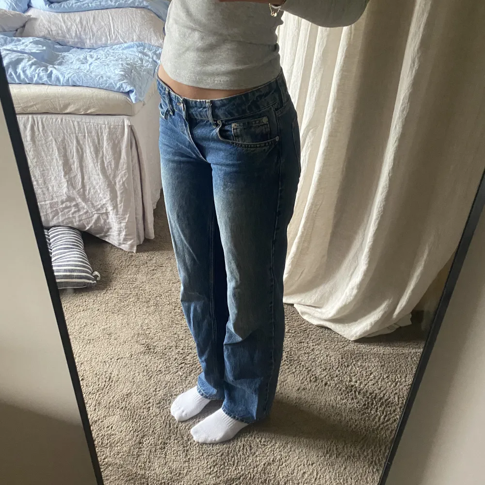 Jättefina lågmidjade jeans från Nelly i nästan nyskick. Är i storlek 38 men passar också 36. Jag är 174cm lång<3. Jeans & Byxor.