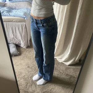Low Waist jeans - Jättefina lågmidjade jeans från Nelly i nästan nyskick. Är i storlek 38 men passar också 36. Jag är 174cm lång<3
