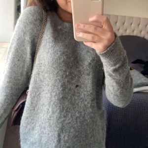 Samsoe samsoe tröja - Stickad tröja från samsoe samsoe, i storlek s. Säljer för att den inte kommer till användning köpt för någonstans runt 800kr minst.