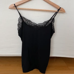 spetslinne - superfint och skönt spetslinne ifrån lindex! storlek xs/s, jätteskönt material och nästan aldrig använt så den är precis som ny!