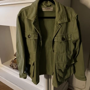 grön jacka  - från pull and bear men köpte second hand