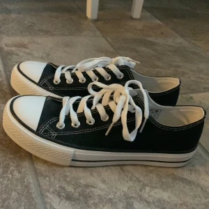 Skor - Superfina skor från lager 157! Säljer skorna pågrund av att dom var för Småa för mig så dom är i nyskick. Nypris 200 mitt pris 140. Vid funderingar så är det bara att höra av sig!💕💕