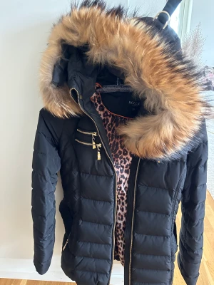 Hollies Jacka  - Jättefin Hollies jacka i stl 38 fins skick. 