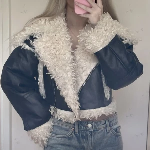 Jacka - Skitsnygg jacka från MissSelfridge som jag inte länge använder som är perfekt inför hösten 💞 Nypris 900kr, jag är 152cm lång