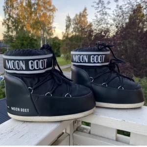 Moonboots🖤🖤🖤 - Säljer mina älskade Moonboots.  Köparen står för frakt!   Nypris: 1 499:-  