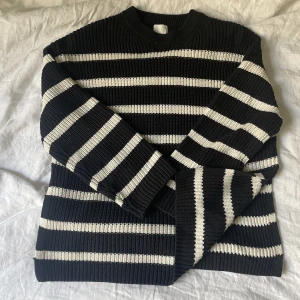 ribbstickad tröja i oversize  - en mysig ribbstickad tröja i oversize med slits på sidorna. säljer pga den passar inte mig som jag vill. perfekt för hösten och vintern eftersom den är super varm och skön 🥰 ny skick, har haft på den en gång. 