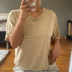 Randig T-shirt  - Jättesöt randig T-shirt som inte kommer till användning 🤍💗