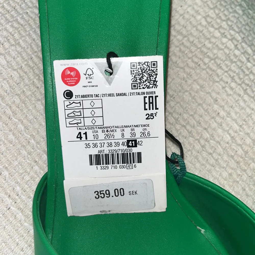 Supernsygga gröna klackar från Zara!👡💚Helt oanvända i strl 41. Ordinarie pris 359 kr.  Pris kan alltid diskuteras✨. Skor.