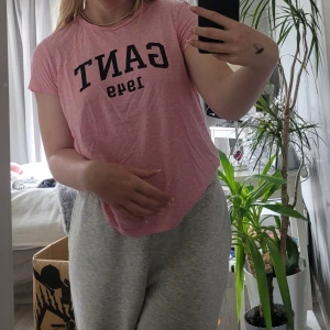 GANT tshirt - Äkta rosa Gant tshirt med marinblå tryck, superfin men kommer inte längre till användning, kan skickas eller mötas upp i Lund/Malmö områderna💗 dm för fler bilder! Iprincip helt oanvänd !