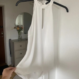 Vit topp med djup rygg - Säljer denna jättefina topp då den ej passar🤍 Fattas en knapp i nacken, men funkar ändå! 